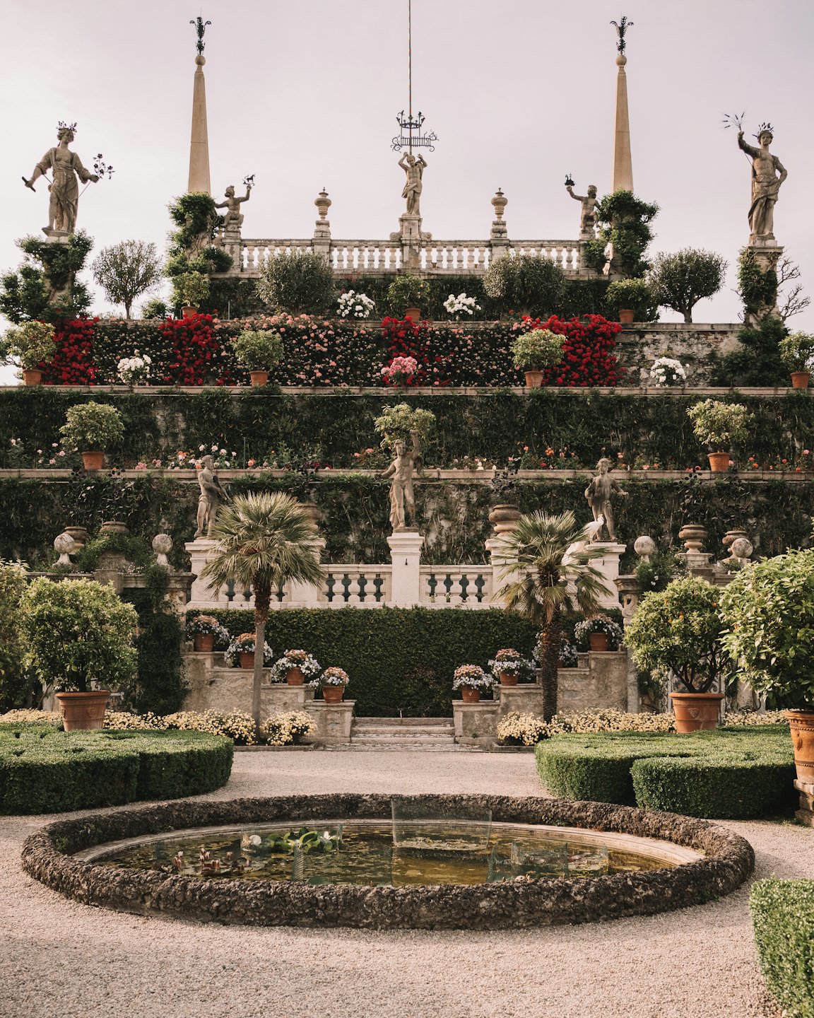 Ein formeller Terrassengarten mit Steinbalustraden und einem Zierteich.